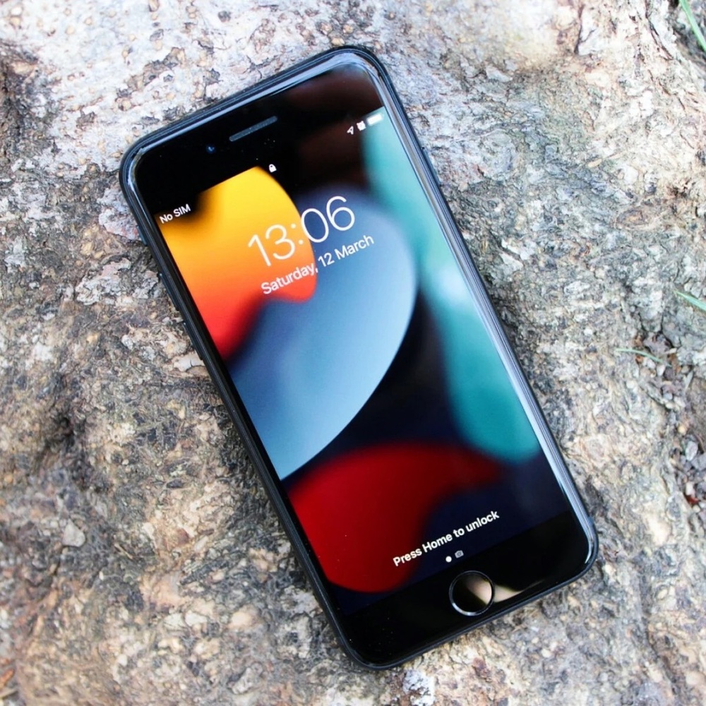 I flip shoes, devices and more here I’m selling the new IPhone SE